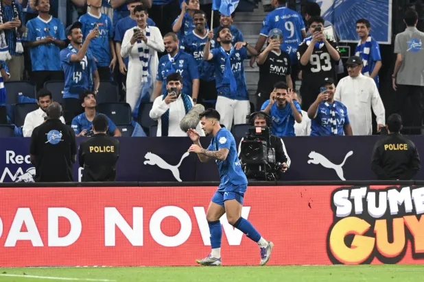 ليوناردو محتفلاً بهدف الفوز الهلالي (تصوير: عبد الرحمن السالم)