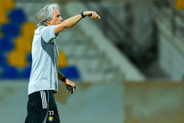 خيسوس يوجه لاعبيه خلال المران (موقع النادي)