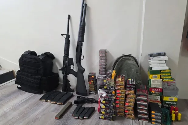 تم العثور على أسلحة في منزل الرجل (أ.ب)