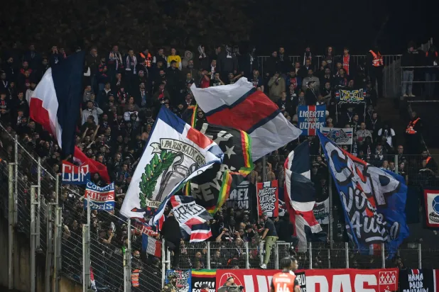 جماهير سان جيرمان تساند فريقها في إحدى المباريات (أ.ف.ب)