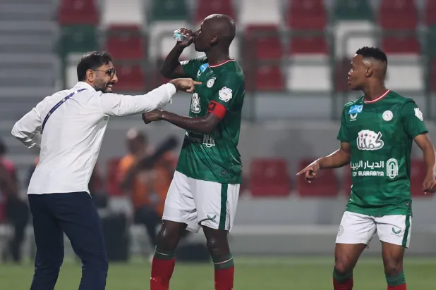 الشهري يوجه لاعبيه خلال المباراة (تصوير: سعد العنزي)