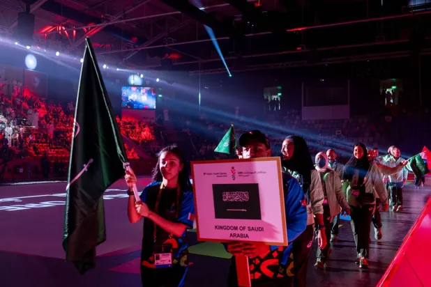 البعثة السعودية في مسيرة العرض خلال الحفل الختامي (الشرق الأوسط)