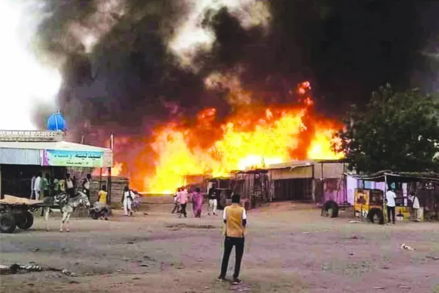 
النيران تلتهم سوقاً في الفاشر أكبر مدن إقليم دارفور نتيجة المعارك (أ.ف.ب)