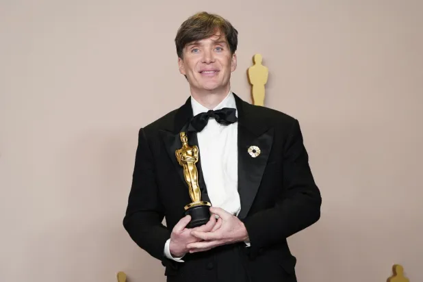 Cillian Murphy, 2024'te Oppenheimer'daki rolüyle kazandığı En İyi Erkek Oyuncu Oscar'ıyla poz veriyor (Jordan Strauss/AP/Arşiv)