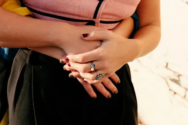 Neredeyse her 7 Amerikalı'dan biri haftada bir şişkinlik hissediyor. Ancak lif açısından zengin yiyecekler fayda sağlayabilir (Unsplash)