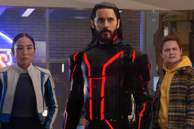 150 milyon dolar bütçeli bilimkurguda gerçek dünyaya girmeye kararlı yapay zeka Ares rolündeki Jared Leto (ortada), 2014'te Oscar kazanmıştı (Walt Disney Studios Motion Pictures)