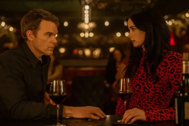 Krysten Ritter (sağda), Dexter: Resurrection'da Mia adlı seri katil rolünde, 54 yaşındaki Michael C. Hall'a (solda) eşlik ediyor (Paramount+)