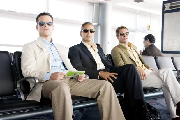 Gişe canavarı Ocean's serisinde karizmatik hırsız Danny Ocean rolündeki George Clooney (ortada), üçlemeden 50 milyon dolarlık bir servet kazandı (Warner Bros.)