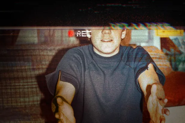 Bir eleştirmen, dizinin "birçok korku yapımındaki gibi taktiklere başvurmadığını, bunun yerine tedirgin edici bir atmosfer kurmaya odaklandığını" söylüyor (Netflix)