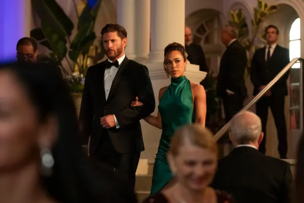 Countdown'un başrolünde Supernatural'dan tanıdığımız Jensen Ackles, deneyimli LAPD dedektifi Mark Meachum'a hayat veriyor (Amazon MGM Studios)