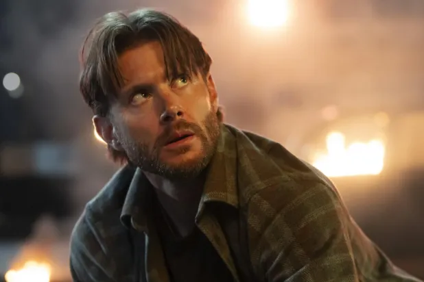 Countdown'da deneyimli LAPD dedektifi Mark Meachum'a hayat veren 47 yaşındaki Jensen Ackles, Smallville ve The Boys'daki rolleriyle de tanınıyor (Amazon MGM Studios)