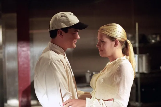 Dawson's Creek'teki Audrey Liddell karakterine hayat vererek şöhrete uzanan Amerikalı aktris Busy Philipps (sağda), Freaks and Geeks ve ER gibi dizilerdeki rolleriyle de tanınıyor (The WB)