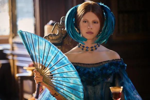 Frankenstein'da iki farklı rolle izleyici karşısına çıkan 31 yaşındaki Mia Goth, Ti West'in korku türündeki X üçlemesiyle de tanınıyor (Netflix) 