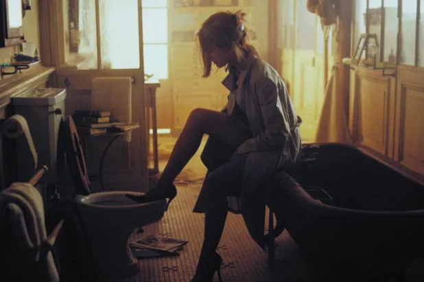 Diane Lane, o dönem Sadakatsiz'deki rolüyle ilgili "Bunun bir oyuncu olarak çok tatmin edici bir yolculuk olacağını biliyordum. Neredeyse bir meydan okuma gibiydi" ifadelerini kullanmıştı (20th Century Studios)