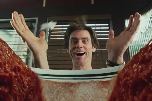 Jim Carrey, 2003 yapımı fantastik komedi Aman Tanrım!'da (Bruce Almighty) karşılaştığı her talihsizlikte Tanrı'yı suçlamayı seçen televizyon muhabiri Bruce Nolan'ı canlandırmıştı (Universal Pictures)