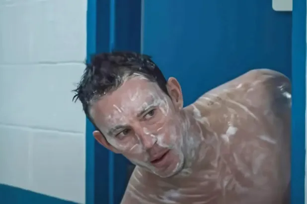 Çatıda Biri Var'da Channing Tatum, soyduğu yerlere çatıdan girdiği için "Çatıdaki Adam" lakabını alan kibar hırsız Jeffrey Manchester rolünde (Paramount Pictures) 