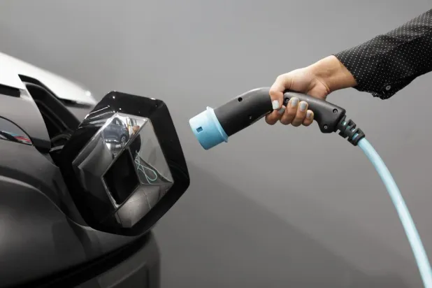 Yeni bir araştırmaya göre, şarj edilebilir hibrit elektrikli araçlar, benzinli otomobiller kadar kirliliğe neden oluyor (Reuters)