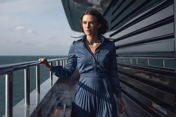 Son olarak Netflix'in casus dizisi Black Doves'da oynayan 40 yaşındaki Keira Knightley, Kefaret (Atonement) ve Aşk Her Yerde'deki (Love Actually) rolleriyle de tanınıyor (Netflix)