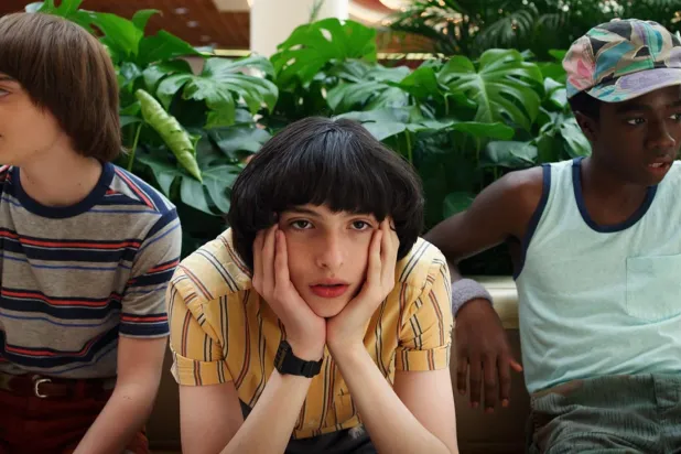 22 yaşındaki Kanadalı oyuncu Finn Wolfhard (ortada), Stranger Things'de Mike Wheeler karakterine hayat veriyor (Netflix)