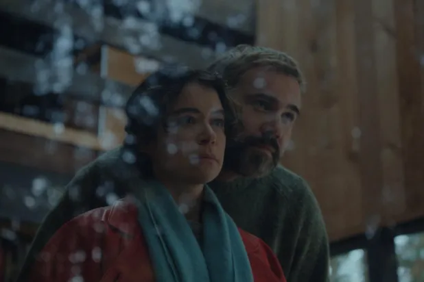 Keeper, ıssız bir ormanda romantik bir yıldönümü kaçamağı için yola çıkan bir çiftin tüyler ürperten hikayesini anlatıyor (Neon)