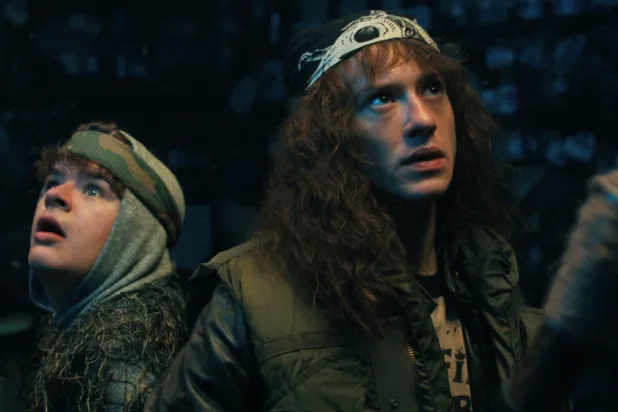 31 yaşındaki Joseph Quinn'in (sağda) hayat verdiği Eddie, Stranger Things'in 4. sezonundaki kahramanlığıyla hayranlar üzerinde kalıcı bir iz bıraktı (Netflix)  