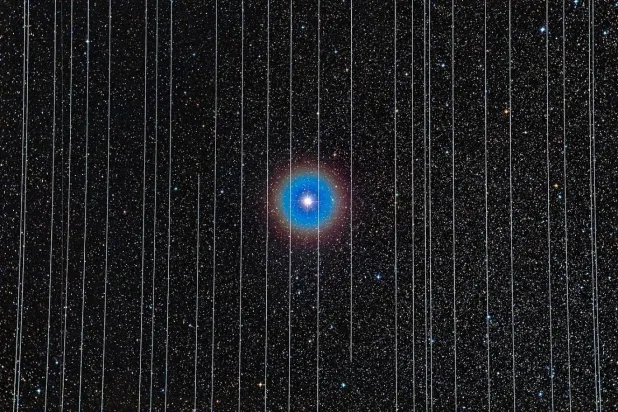26 Aralık 2019'da çekilen Cygnus'taki çift yıldız Albireo. 2,5 dakikalık pozlamalarda, alanda hareket eden Starlink uyduları da kaydedildi (Rafael Schmall/Wikimedia Commons)