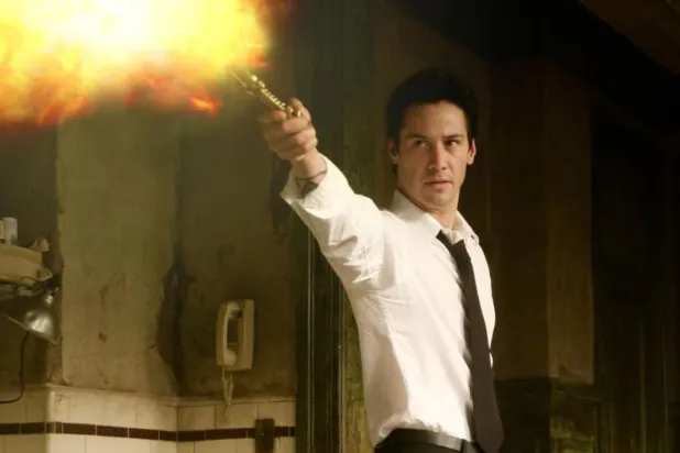 Constantine'de bir şeytan kovucuyu canlandıran Keanu Reeves, devam filmi için "Deniyoruz, umarım bunu yapabiliriz" demişti (Warner Bros.)