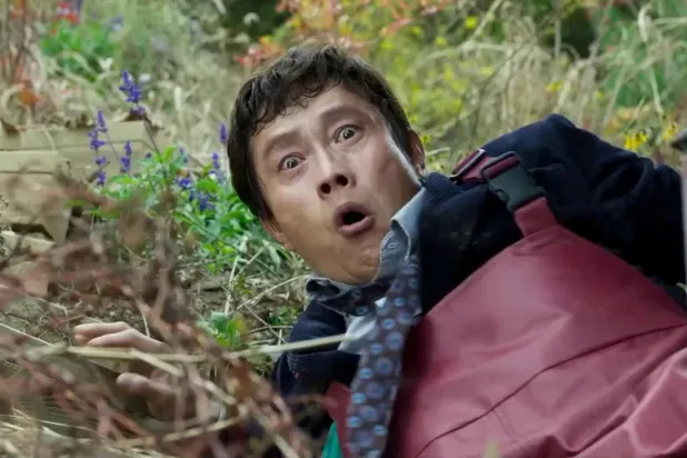 Squid Game'deki "Front Man" rolüyle tanınan 55 yaşındaki Lee Byung-hun, 2000 yapımı Birleşik Güvenlik Bölgesi'nde de Park Chan-wook'la birlikte çalışmıştı (CJ Entertainment)