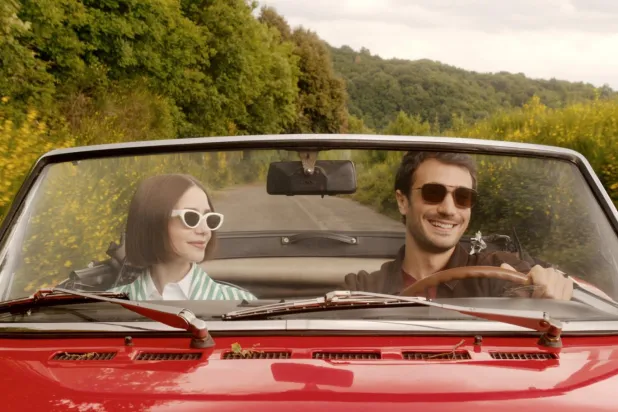 Emily in Paris'in yeni sezonunda Emmy adayı Lily Collins'e (solda), 34 yaşındaki İtalyan aktör Eugenio Franceschini (sağda) eşlik ediyor (Netflix)