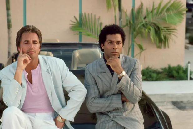 1980'lerin müziği, modası ve havasıyla göz kamaştıran Miami Vice, gizli görevdeki iki dedektifin, Miami'nin acımasız sokaklarındaki maceralarını anlatıyordu (NBC)