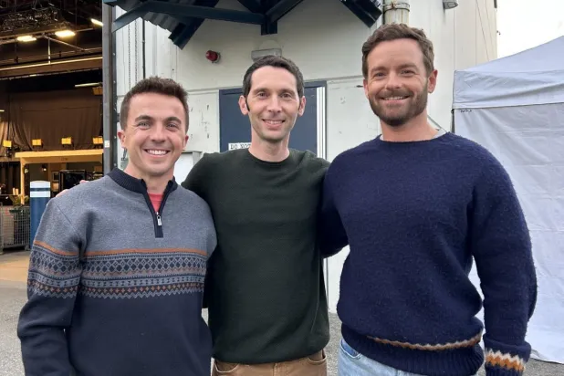 Dewey adlı diğer kardeşi canlandıran Erik Per Sullivan oyunculuğu bıraktığı gibi dizi ekibinin bir araya geldiği organizasyonlara da katılmıyor (X/@frankiemuniz)