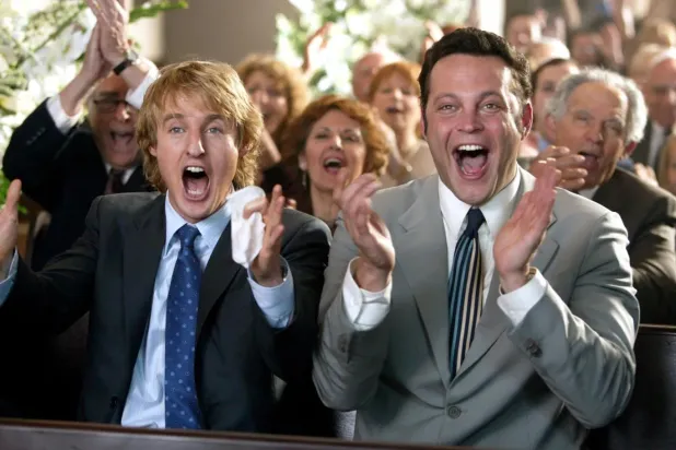 Davetsiz Çapkınlar'da Owen Wilson (solda) ve Vince Vaughn (sağda), kırılgan kadınlarla tanışmak için yabancıların düğünlerine sızan John ve Jeremy adlı iki bekarı oynuyor (New Line Cinema)