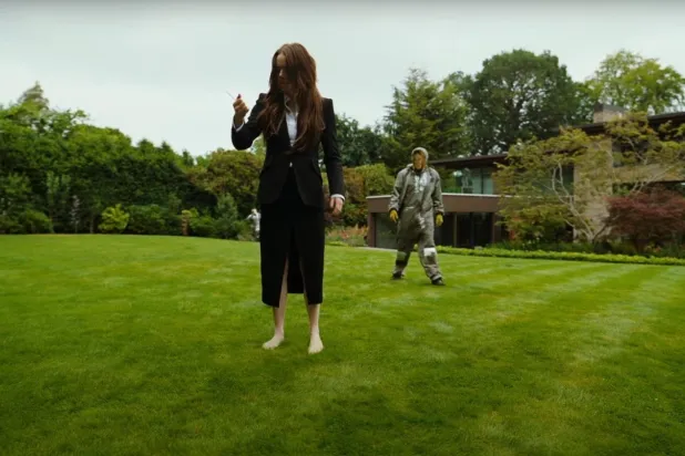 Jang Joon-hwan'ın 2003 tarihli filmi Save the Green Planet!'ten esinlenen Bugonia'da 36 yaşındaki Emma Stone, büyük bir holdingin güçlü  yönetim kurulu başkanı rolünde (Universal Pictures)