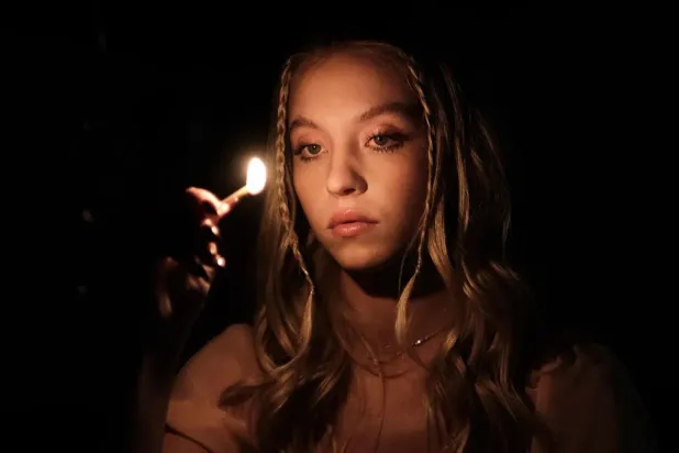Gençlik draması Euphoria'da popüler öğrenci Cassie Howard'ı canlandırarak adını duyuran 28 yaşındaki Sydney Sweeney, performansıyla Emmy adaylığı elde etmişti (HBO)