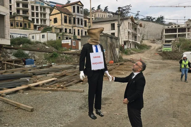 Kafasına çuval geçirilen Netanyahu maketinin üzerine "Savaş suçlusu" yazılı bir kağıt da asıldı (X/Kemalsaglamart1)