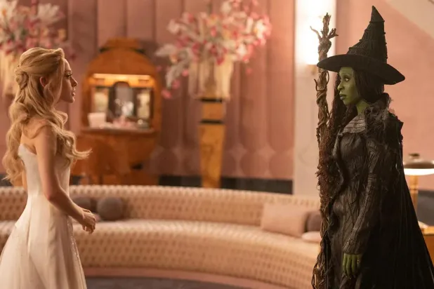 Eğer Cynthia Erivo (sağda) ve Ariana Grande (solda), Elphaba ve Glinda rolleriyle bir kez daha Oscar'a aday gösterilirse, Akademi tarihinde aynı rolle iki kez adaylık elde eden 7. ve 8. oyuncular olarak tarihe geçecek (Universal)