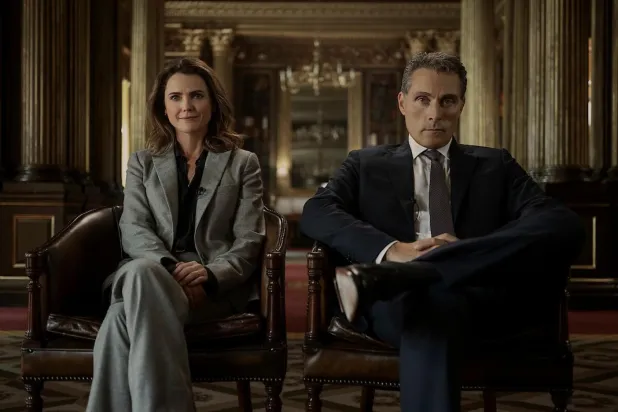 The Diplomat'ta başroldeki Keri Russell'a (solda), eşi Hal Wyler rolünde Emmy adayı aktör Rufus Sewell (sağda) eşlik ediyor (Netflix)