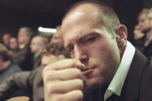 Jason Statham, Guy Ritchie'nin 2000 yapımı suç komedisi Kapışma'da, boks dünyasının arka sokaklarında dönen illegal işlerden birine karışan bir menajer rolündeydi (Columbia Pictures)