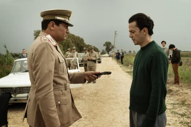 Floransa Canavarı'nda yetkililer, 1968'de işlenen bir cinayeti masaya yatırarak çiftleri hedef alan meşhur bir seri katili bulmaya çalışıyor (Netflix)