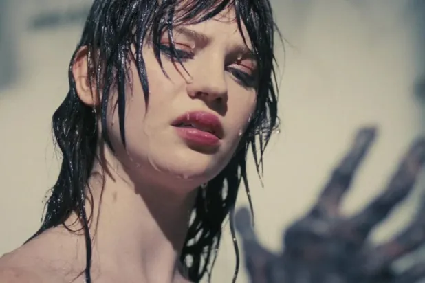 25 yaşındaki Sophie Thatcher, Kusursuz Arkadaş'ın yanı sıra Sapkın (Heretic) ve The Boogeyman gibi korku filmlerinde başrolde yer alarak türün yeni "çığlık kraliçesi" oldu bile (Warner Bros.)