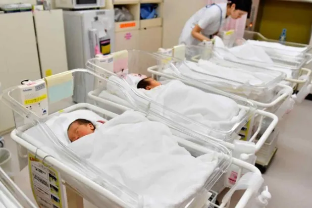 20 ve 30'lu yaşlardaki göçmenlerin Japonya'da kalma ve çocuk sahibi olma ihtimali daha yüksek