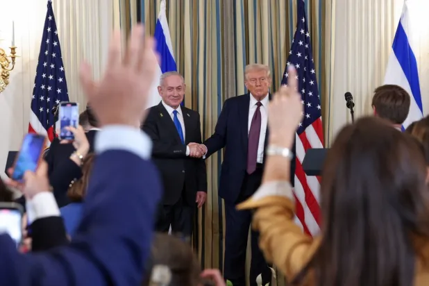 ABD Başkanı Donald Trump ve İsrail Başbakanı Binyamin Netanyahu, Beyaz Saray'ın Devlet Yemek Salonu'nda düzenlenen ortak basın toplantısında tokalaşırken, gazeteciler soru sormak için ellerini kaldırıyor,29 Eylül 2025 (Reuters)
