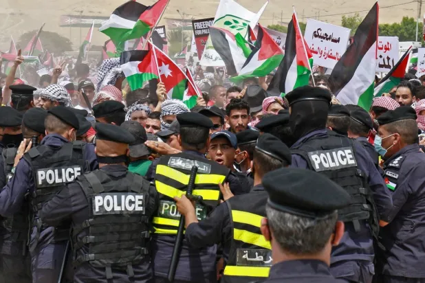 İsrail sınırındaki Karama kasabasında Filistinlilerle dayanışma gösterisi, 21 Mayıs 2021 (AFP)