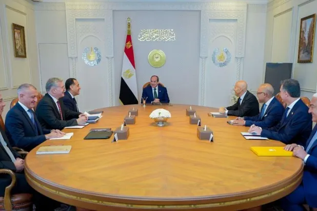  Egyptian President Abdel Fattah al-Sisi meets Eni CEO Claudio Descalzi on Tuesday. (Egyptian presidency) 