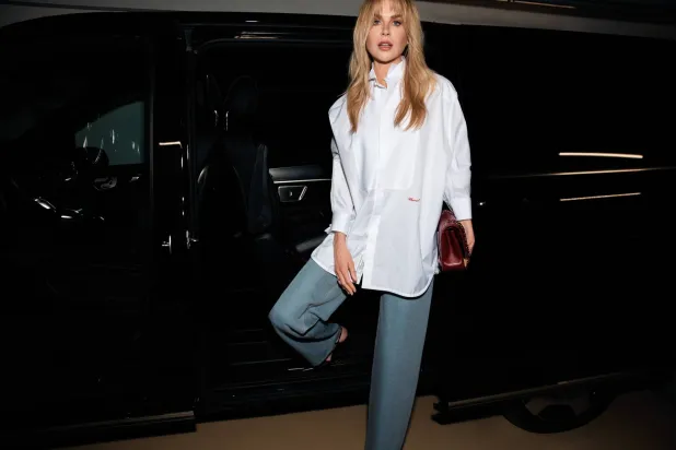 نيكول كيدمان في قميص من القمصان الثلاث التي أبدعها بلازي بالتعاون مع «شارفيه» (شانيل)