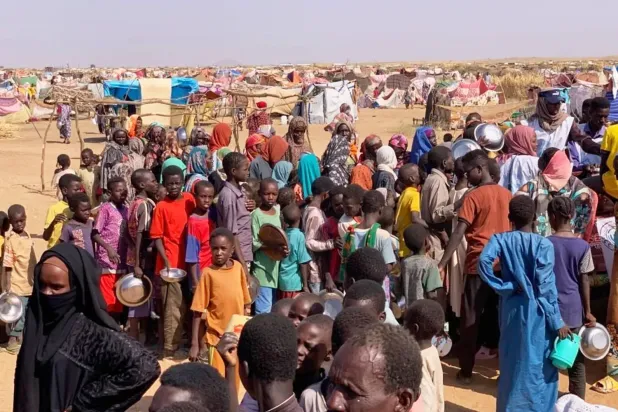 El Faşir'deki çatışmalardan kaçan insanlar, dün Darfur bölgesinin Tavila bölgesindeki yerinden edilmiş kişilerin kaldığı kampta (AP).
