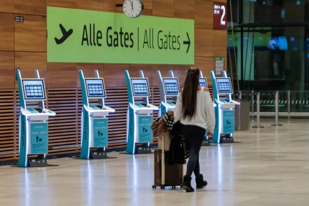 Bir yolcu, geçici olarak kapatılan Berlin Havalimanı'nın içinde yürüyor (AP)