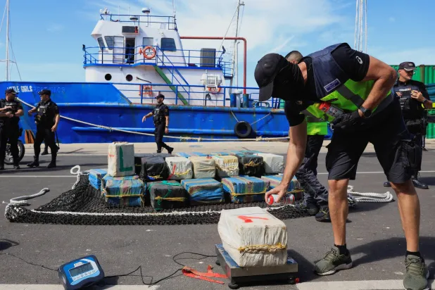 شرطي إسباني يضع علامة على رزمة من المخدرات في جزيرة غران كناريا (رويترز)