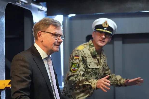 وزير الخارجية الألماني يوهان فاديفول (يسار) يقف على متن سفينة تراقب المنطقة البحرية قبالة السواحل اللبنانية (د.ب.أ)