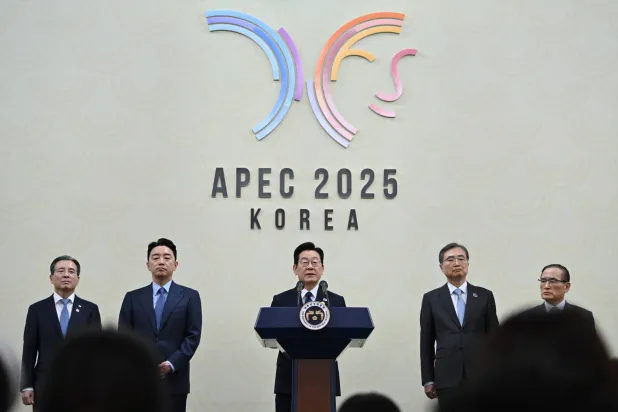 رئيس كوريا الجنوبية يتحدث في ختام قمة «أبيك»... (د.ب.أ)